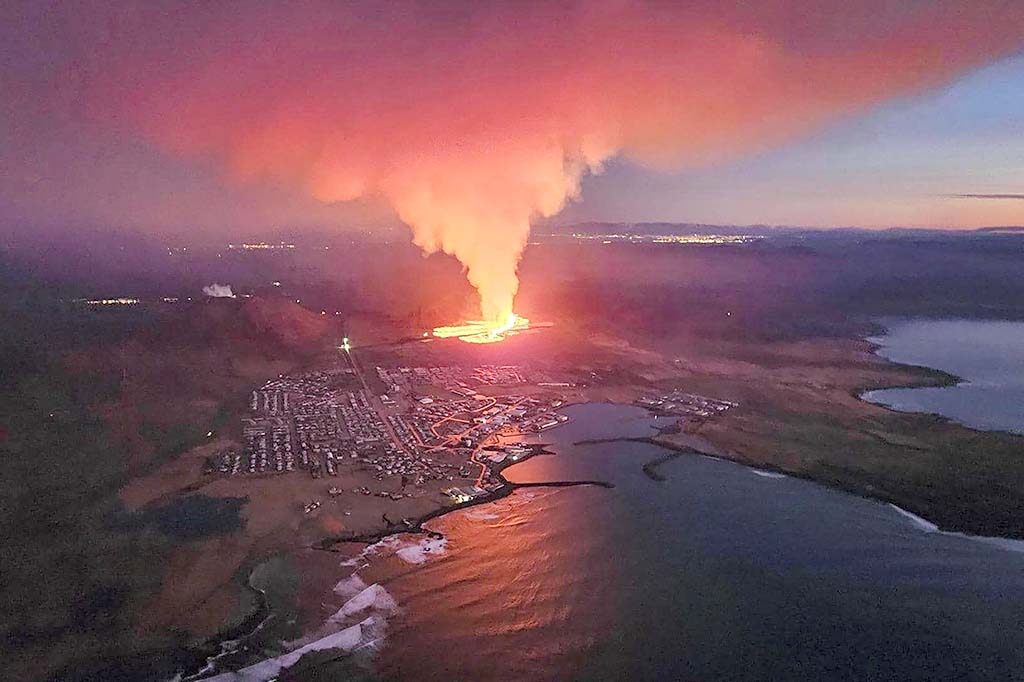 Dung nham núi lửa 'nuốt chửng' thị trấn ở Iceland- Ảnh 1.