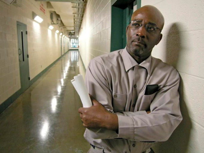 Ronnie Long thụ án tại nhà tù ở Bắc Carolina, năm 2007. Ảnh: NBC News