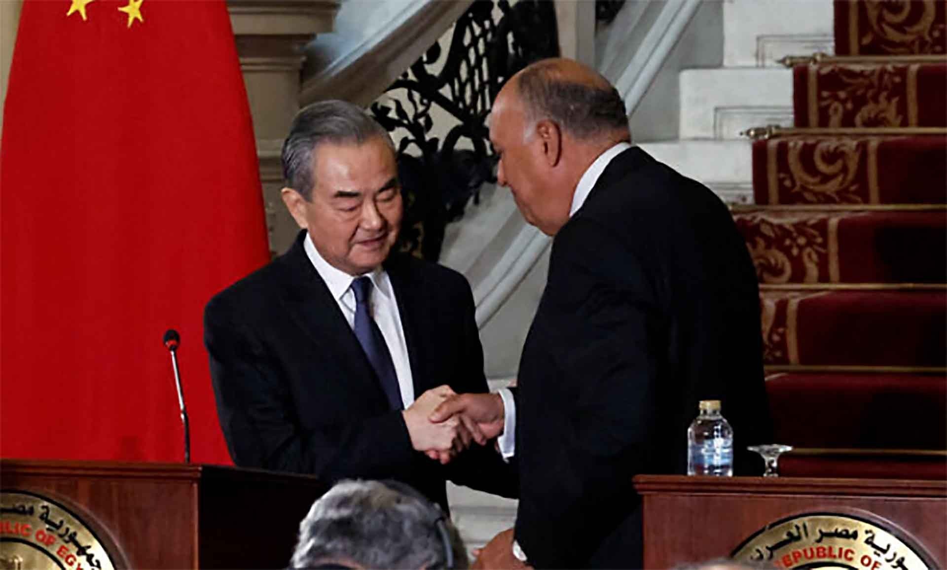 Ngoại trưởng Ai Cập Sameh Shoukry (phải) và Ngoại trưởng Trung Quốc Vương Nghị tại cuộc họp báo ở Cairo vào ngày 14/1. (Nguồn: AFP)