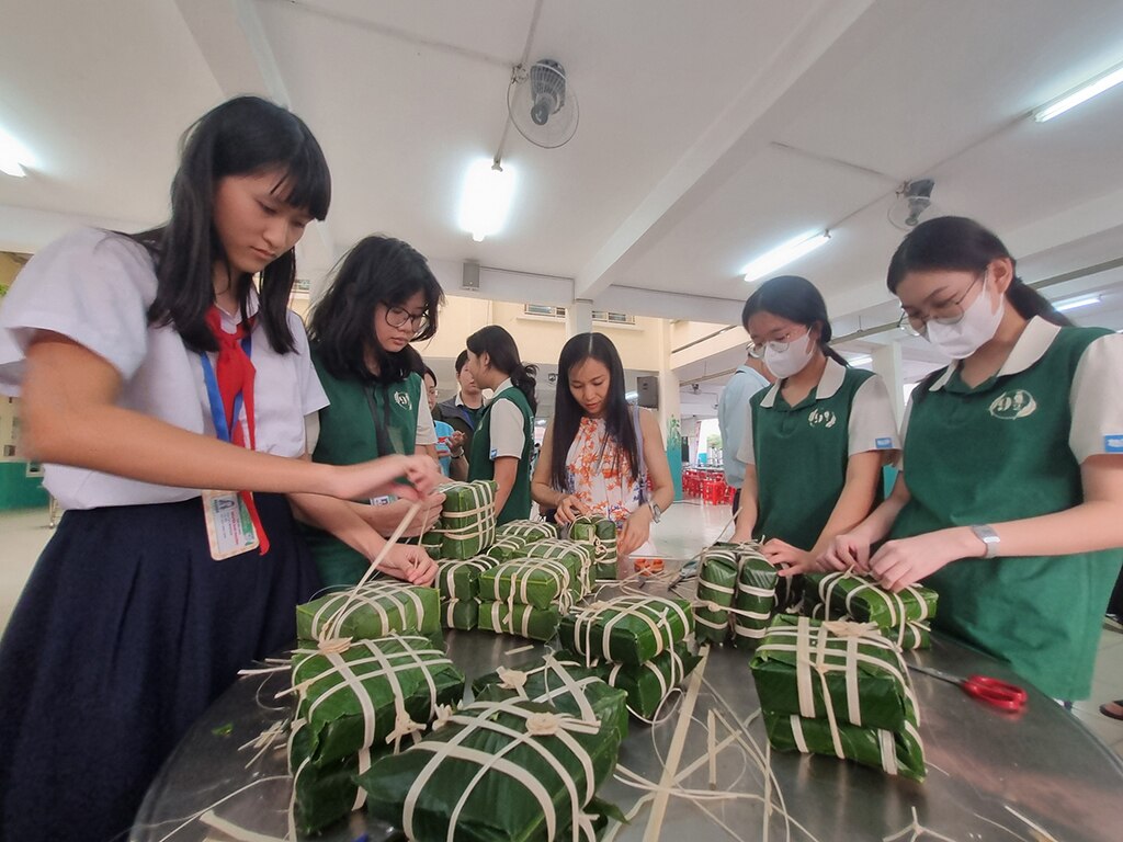 Студенты жертвуют планы насладиться весной, продолжая «учиться» - Vietnam.vn