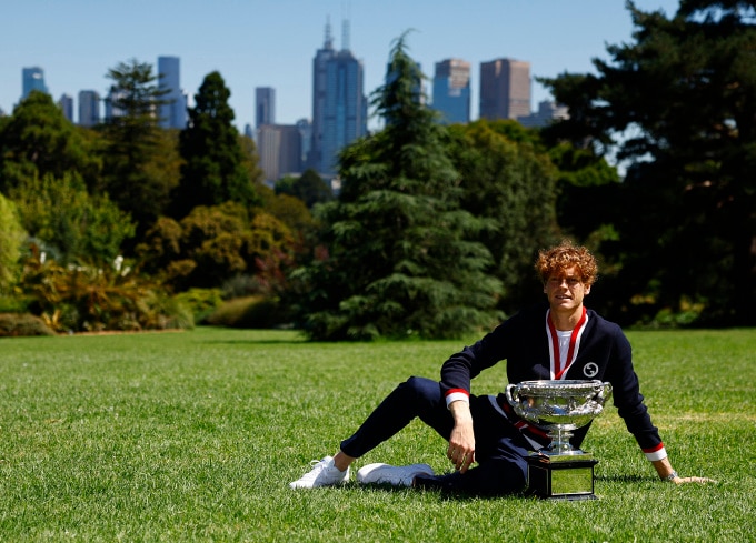 Siiner bên danh hiệu Grand Slam đầu tay - Australia Mở rộng 2024, tại công viên Melbourne chiều 28/1. Ảnh: Reuters