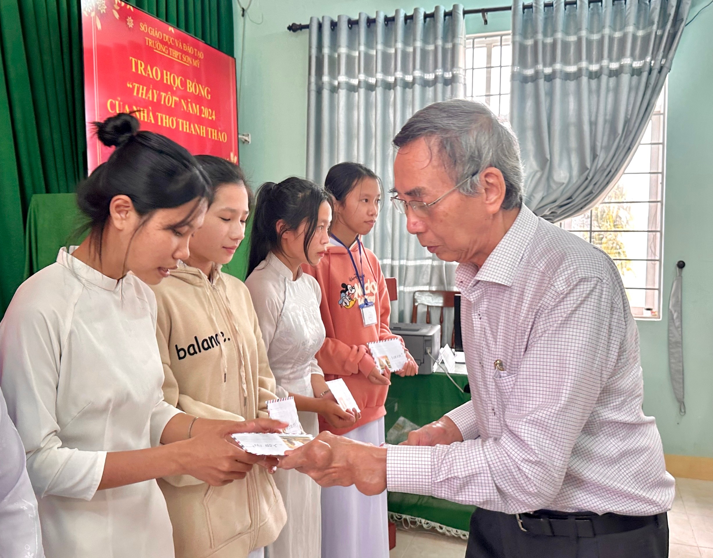 Nhà thơ Thanh Thảo trao học bổng 'Thầy tôi' cho học sinh Sơn Mỹ- Ảnh 1.