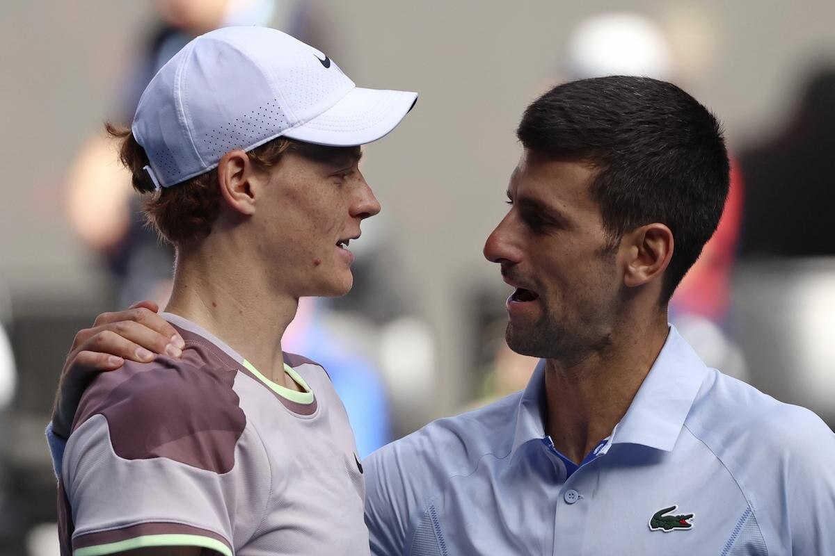 Hai tay vợt Jannik Sinner và Novak Djokovic tại Australian Open 2024. (Nguồn: AP)