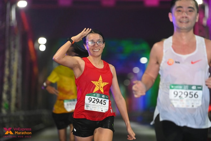 Minh Hiền trên đường chạy VnExpress Marathon Huế 2023. Ảnh: VM