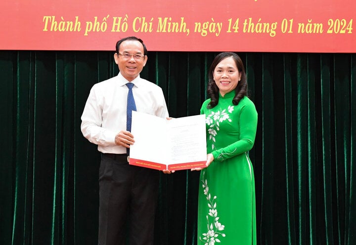 Bí thư Thành uỷ TP.HCM Nguyễn Văn Nên trao quyết định cho bà Nguyễn Thanh Xuân. (Ảnh: Việt Dũng)