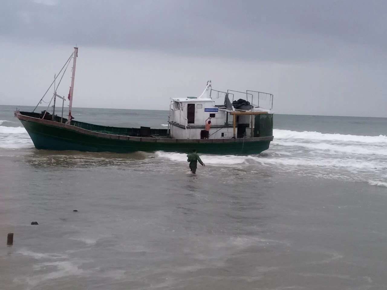 Беспилотный «странный корабль» выбросило на берег в Куангчи - Vietnam.vn