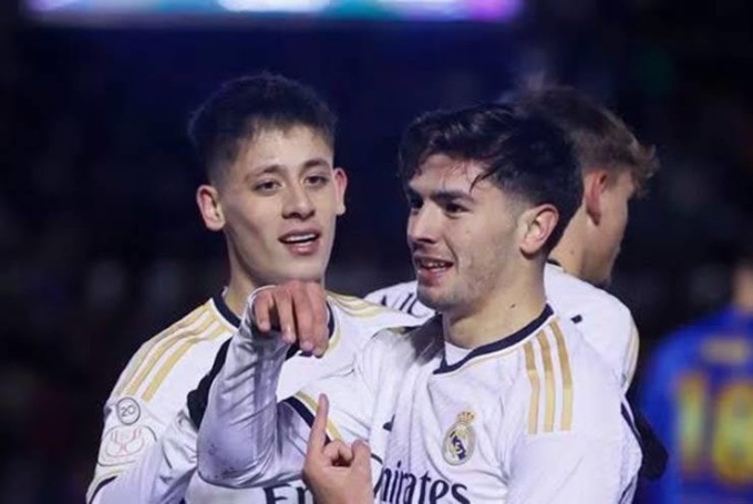 Guler (trái) mừng bàn với Brahim Diaz trong trận Real thắng Arandina 3-1 ở vòng 1/16 Cup Nhà vua tối 6/1, trên sân El Montecillo. Ảnh: EFE
