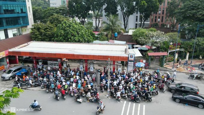Hàng trăm xe máy, ôtô vây quanh cây xăng trên đường Tô Ký, quận 12 để chờ đổ xăng, tháng 10/2022. Ảnh: Đình Văn