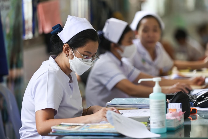 Nhân viên y tế tại bệnh viện Nhi Đồng 2, quận 1, TP HCM, tháng 7/2023. Ảnh: Quỳnh Trần