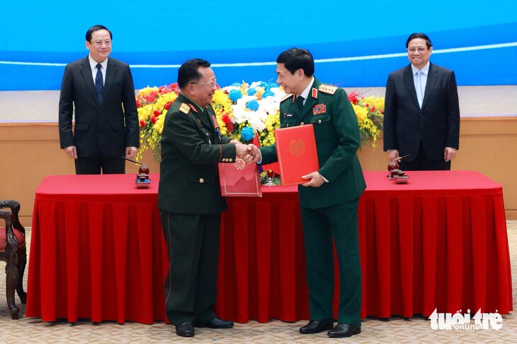 Hai Thủ tướng chứng kiến lễ ký kết và trao văn kiện hợp tác giữa hai Bộ Quốc phòng - Ảnh: NGUYỄN KHÁNH