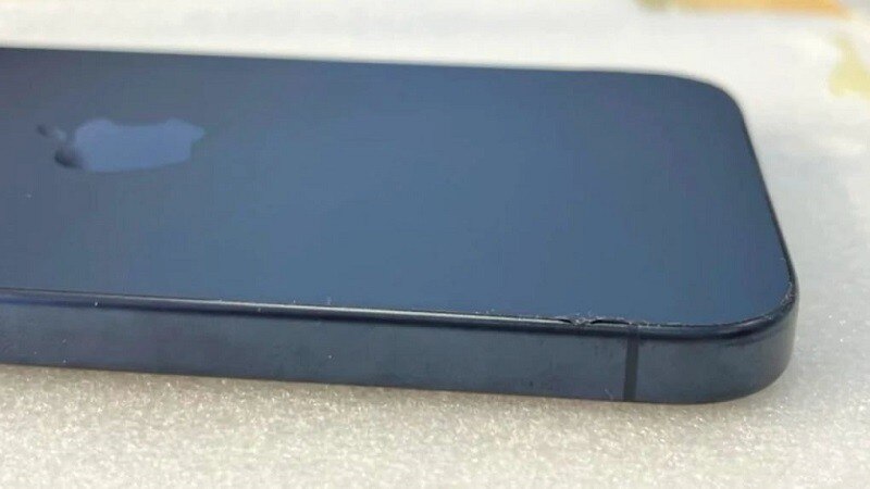Vị trí ghép nối giữa cạnh viền và mặt lưng của chiếc iPhone 15 Pro bị bong lớp keo dán.