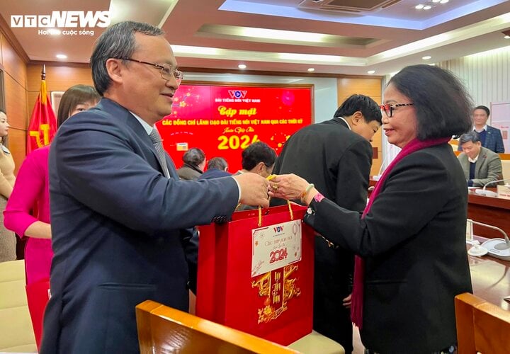 Tổng Giám đốc VOV Đỗ Tiến Sỹ tặng quà nguyên Phó Tổng Giám đốc VOV Nguyễn Thị Kim Cúc.
