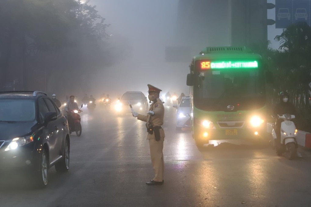 CSGT Hà Nội khuyến cáo người dân di chuyển trong thời tiết sương mù - 2