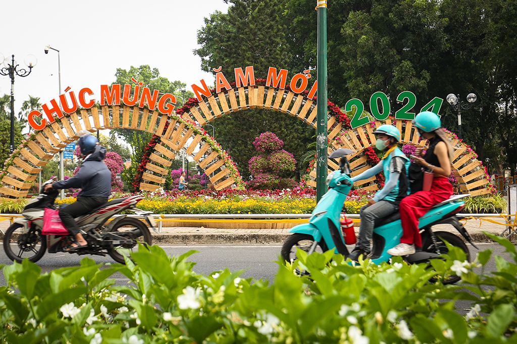 Đường phố đã rực rỡ đón tết- Ảnh 2.