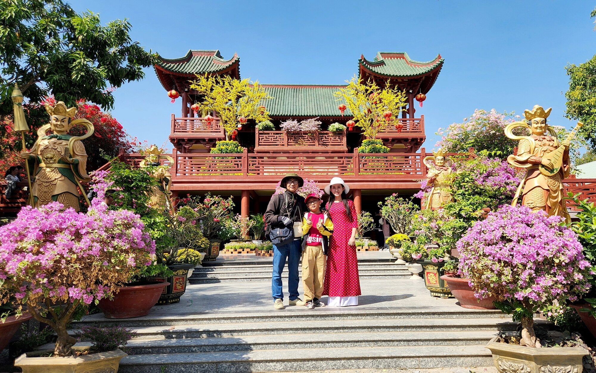 Dòng người “rồng rắn” lên Bảy Núi du xuân - Vietnam.vn