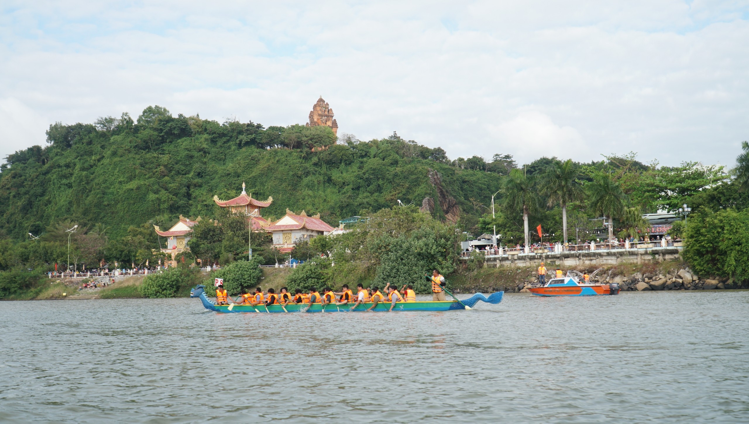 768 спортсменов соревнуются в гонках на лодках-драконах на реке Да Ранг -  Vietnam.vn