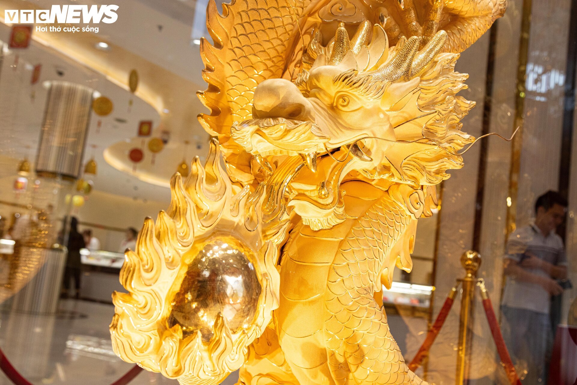 Close-up of the 9999 gold-plated golden dragon statue to welcome ...