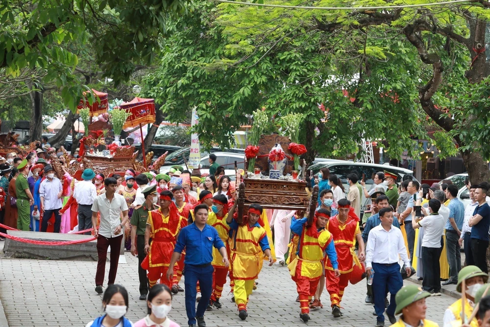 Ninh Binh: Traditional festival of Hoa Lu cave attracts tourists ...