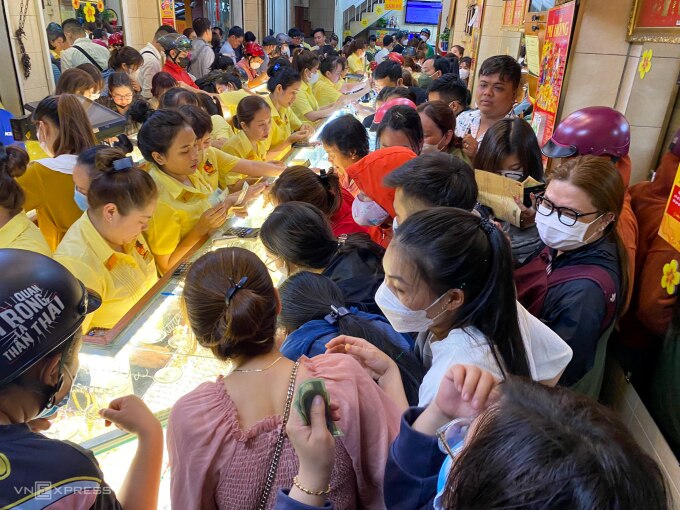 Tiệm vàng Mi Hồng, quận Bình Thạnh, TP HCM đông nghịt lúc 18h. Ảnh: Thanh Tùng.