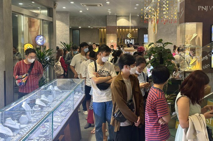 Lúc 19h ngày 19/2, khách xếp hàng dài chờ mua vàng tại PNJ Hai Bà Trưng, quận 1, TP HCM. Ảnh: Tất Đạt.