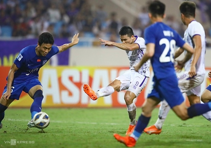 Phạm Tuấn Hải (áo trắng) dứt điểm ghi bàn ấn định tỷ số 2-1 trong trận Hà Nội FC thắng Wuhan Three Towns ở vòng bảng AFC Champions League 2023-2024. Ảnh: Trung Như