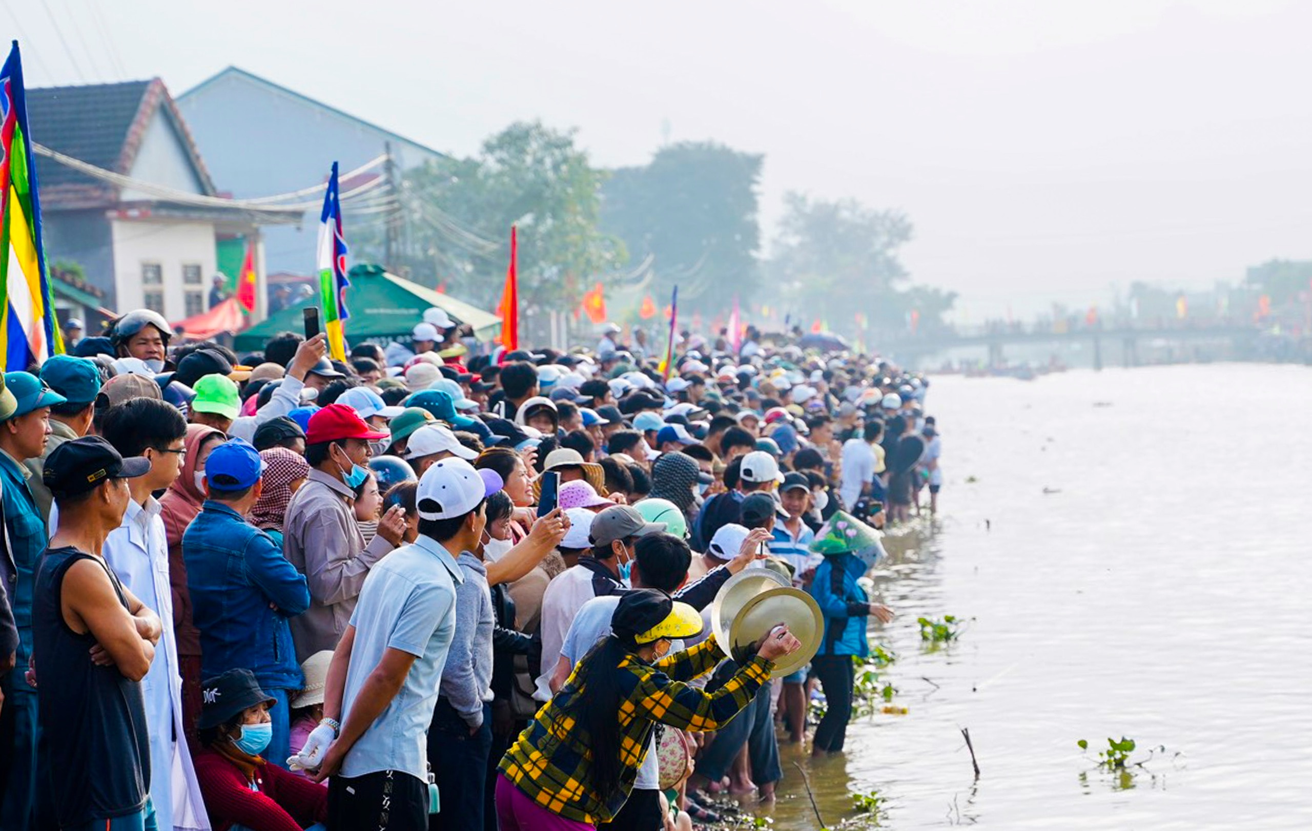 Từng bừng giải đua trải truyền thống trên sông Lợi Nông - Ảnh 15.