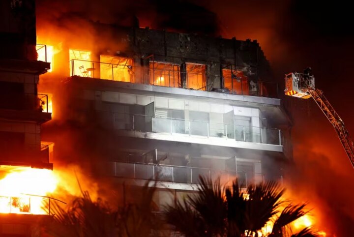 Hiện trường vụ cháy chung cư ở thành phố Valencia, Tây Ban Nha, ngày 22/2. (Ảnh: Reuters)
