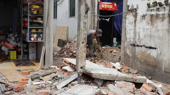 Người dân hối hả tháo dỡ nhà để mở rộng đường vào ga T3 sân bay Tân Sơn Nhất ảnh 2