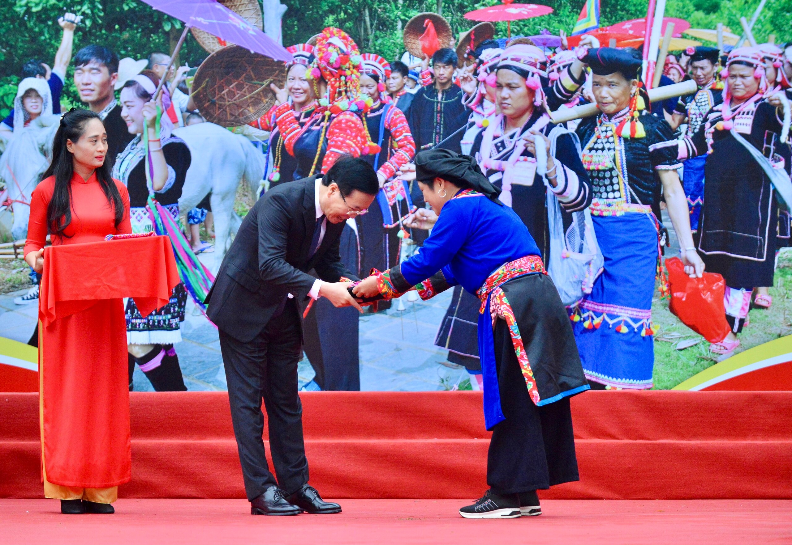 Chủ tịch nước Võ Văn Thưởng dự hội trỉa lúa, múa xòe cùng đồng bào dân tộc- Ảnh 4.