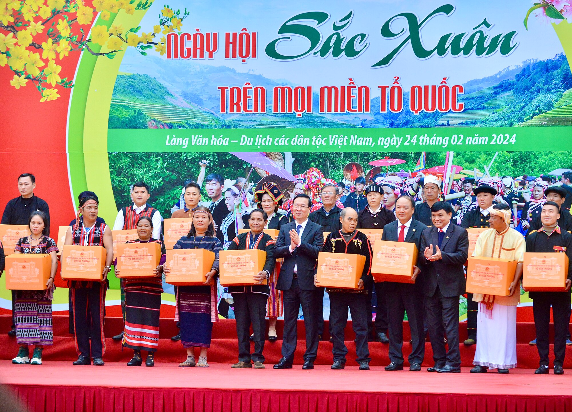 Chủ tịch nước Võ Văn Thưởng dự hội trỉa lúa, múa xòe cùng đồng bào dân tộc- Ảnh 3.