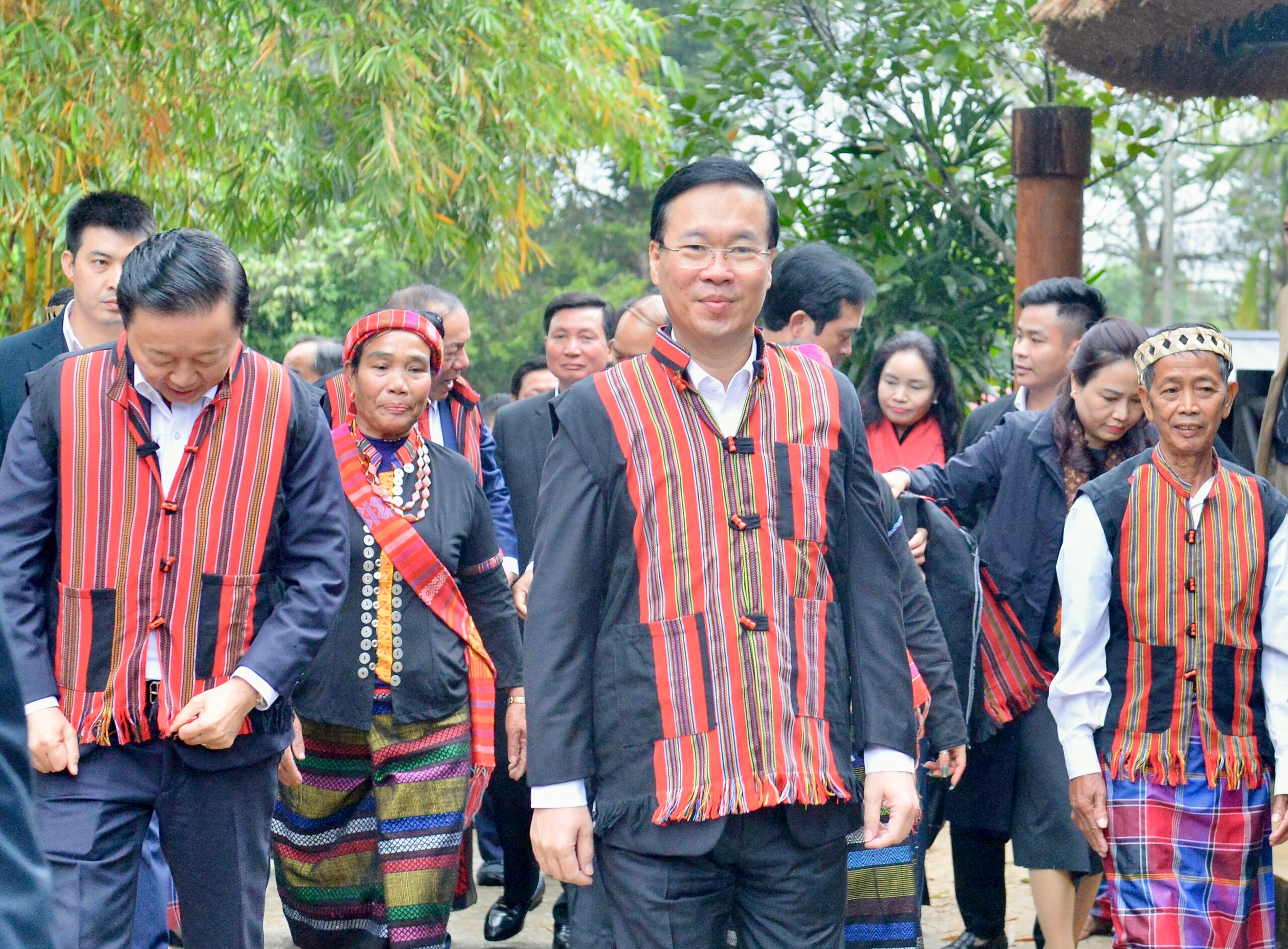 Chủ tịch nước Võ Văn Thưởng dự hội trỉa lúa, múa xòe cùng đồng bào dân tộc- Ảnh 7.