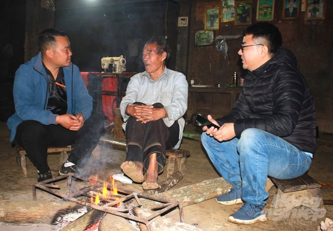 Ông Sùng Sấu Cua (ngồi giữa) chia sẻ về những trăn trở trong việc bảo vệ cây chè Shan tuyết ở Phình Hồ. Ảnh: Quang Dũng.