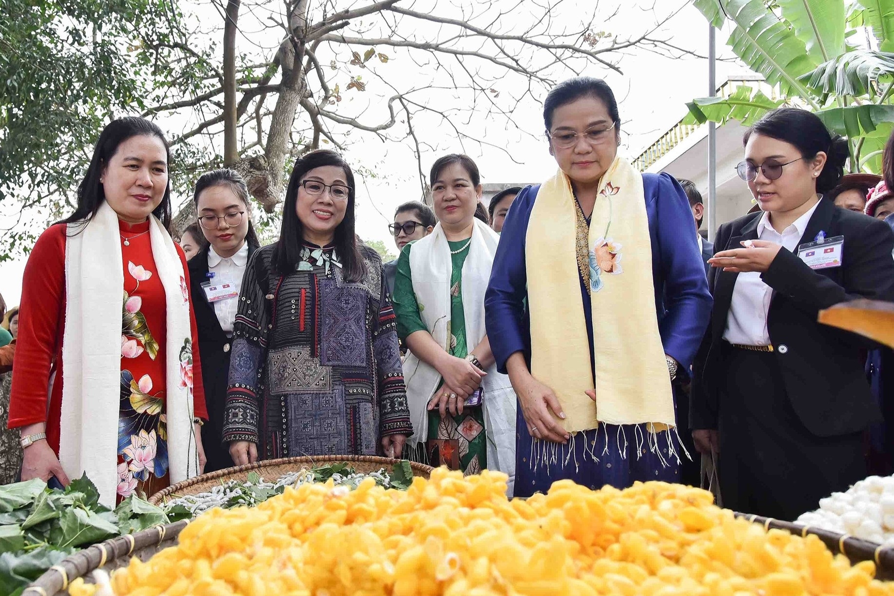 Phu nhân Thủ tướng Việt Nam và Lào trải nghiệm kéo sợi tại làng dệt Nam Cao