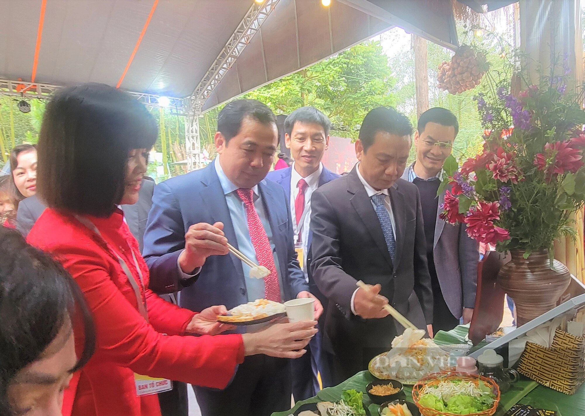 Chủ tịch Trung ương Hội Nông dân Việt Nam dự lễ khai mạc Tuần Văn hóa ẩm thực, xúc tiến thương mại tại Hải Dương- Ảnh 4.