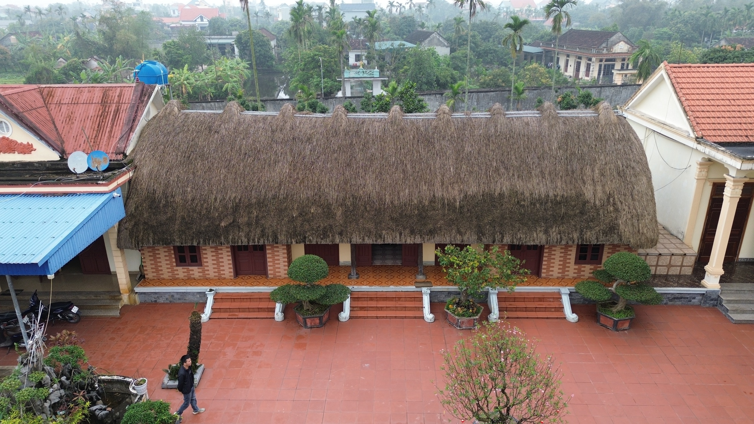 Уникальный дом с соломенной крышей - Vietnam.vn