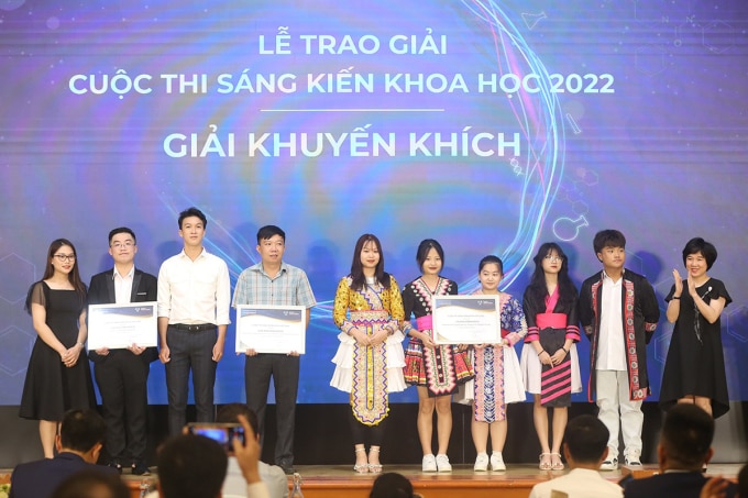 Long Hoàng (thứ hai từ trái qua) nhận giải thưởng từ Cuộc thi. Ảnh:Tùng Đinh