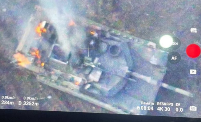 Xe tăng Abrams của Ukraine sau khi bị lực lượng Nga tập kích hôm 26/2. Ảnh: Telegram/SolovievLive