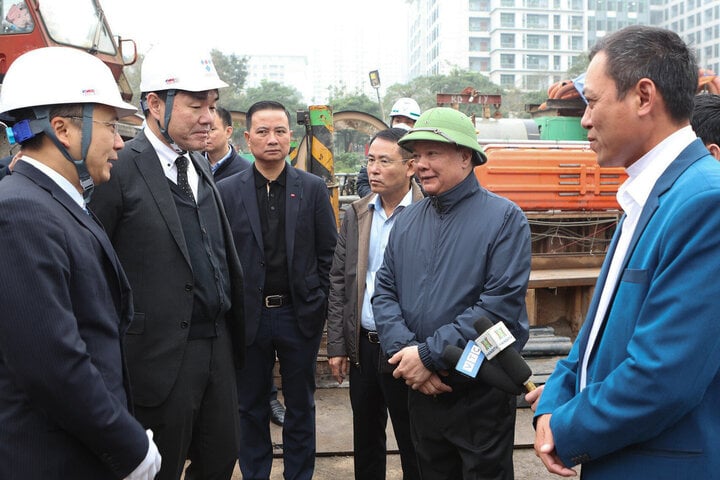 Bí thư Thành ủy Hà Nội Đinh Tiến Dũng trao đổi với các nhà thầu xây dựng nhà máy xử lý nước thải Yên Xá tại công trường.