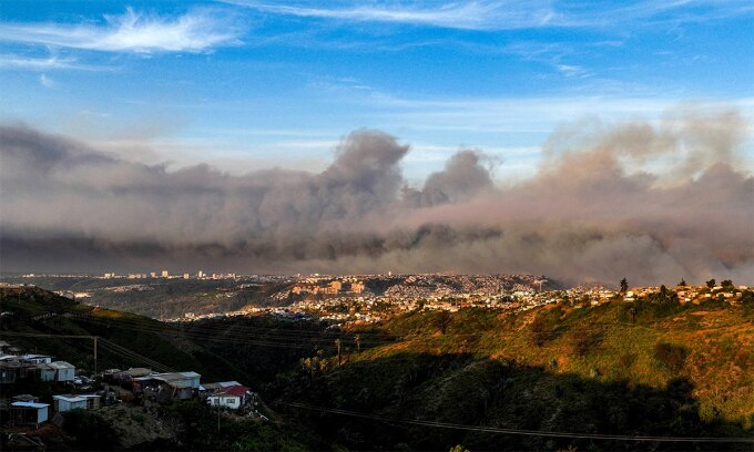 Khói từ các trận cháy rừng bao trùm thành phố Vina del Mar, miền trung Chile ngày 2/2. Ảnh: AFP