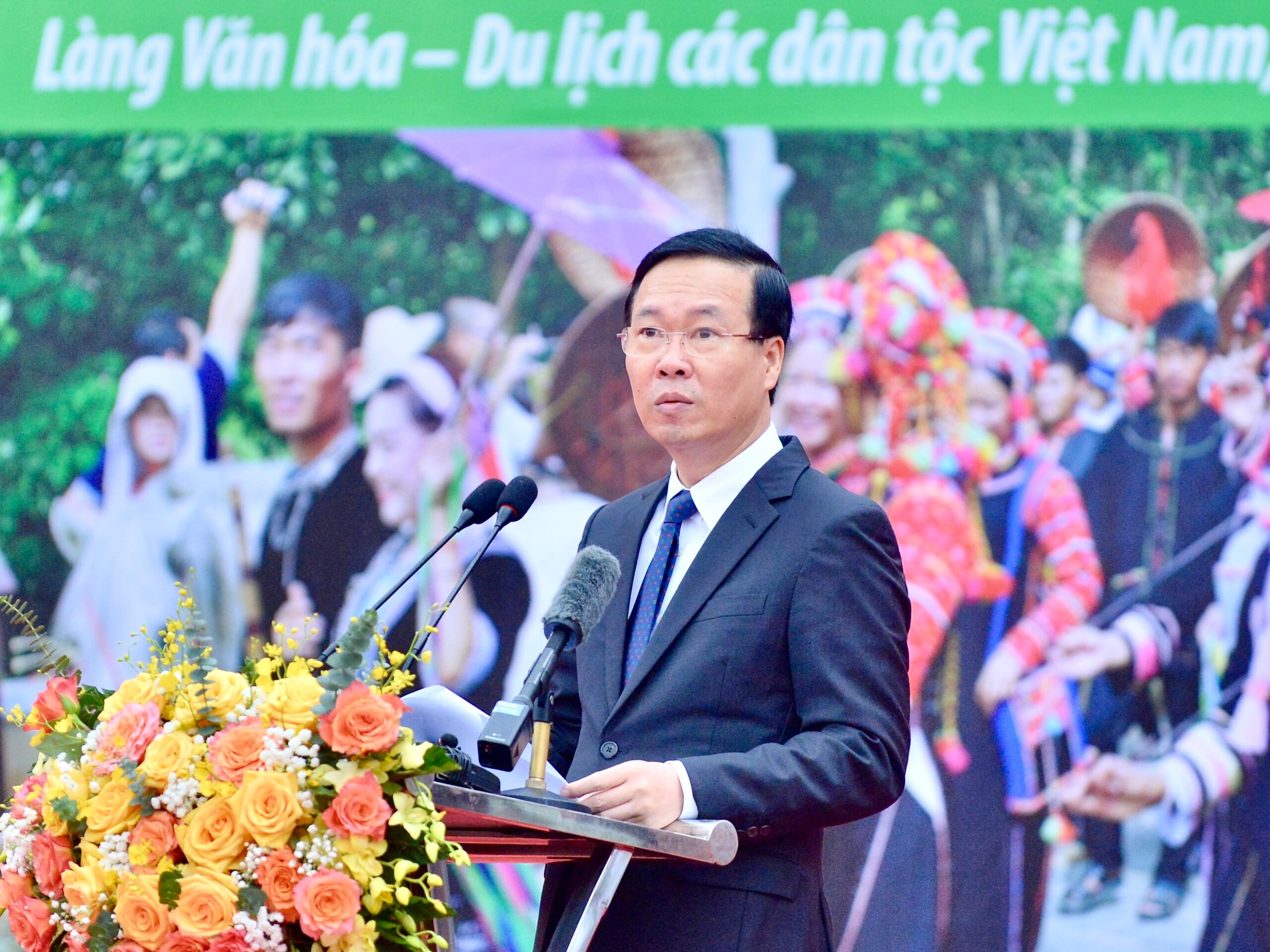 Chủ tịch nước Võ Văn Thưởng dự hội trỉa lúa, múa xòe cùng đồng bào dân tộc- Ảnh 2.