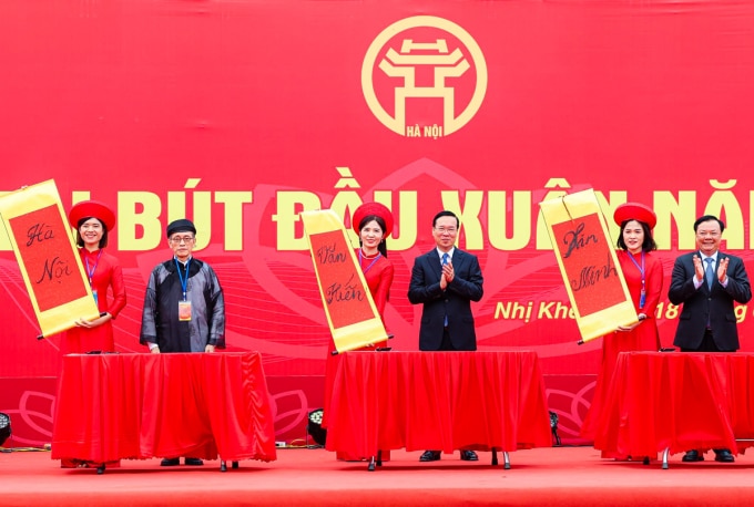 Chủ tịch nước Võ Văn Thưởng và các đại biểu thực hiện nghi lễ khai bút đầu xuân năm 2024. Ảnh: Hoàng Phong