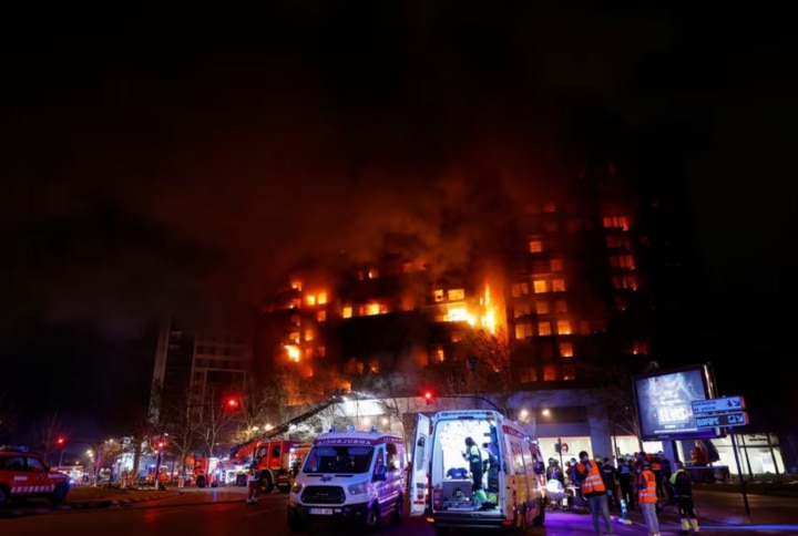 Đám cháy bao trùm tòa chung cư ở thành phố Valencia, Tây Ban Nha, ngày 22/2. (Ảnh: Reuters)