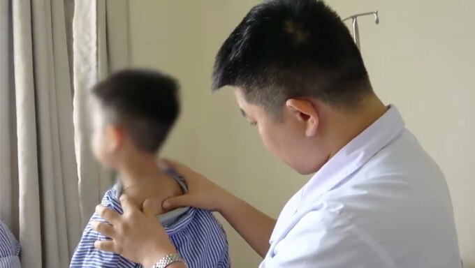 Trẻ rậm lông vùng gáy do sử dụng chế phẩm không rõ nguồn gốc gây suy tuyến thượng thận. Ảnh: Bệnh viện cung cấp