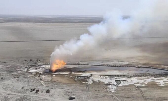 Những luồng khói bốc lên từ giếng methane trong khoảng 6 tháng. Ảnh: Instagram/Mangystau Ecology Department