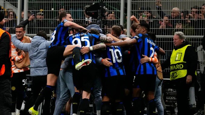 Cầu thủ Inter Milan mừng bàn duy nhất của Arnautovic ở phút 79, trên sân Giuseppe Meazza hôm 20/2. Ảnh: Reuters