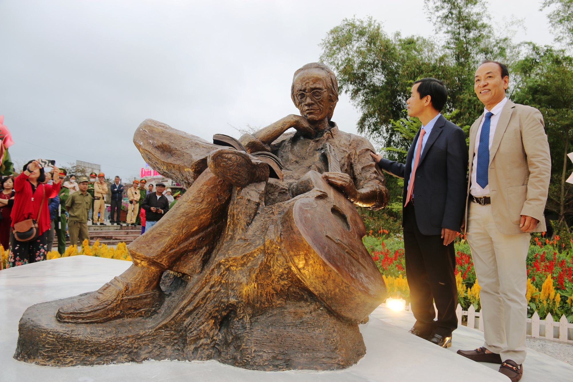 Einweihung der Trinh-Cong-Son-Statue am Huong-Fluss – Vietnam.vn