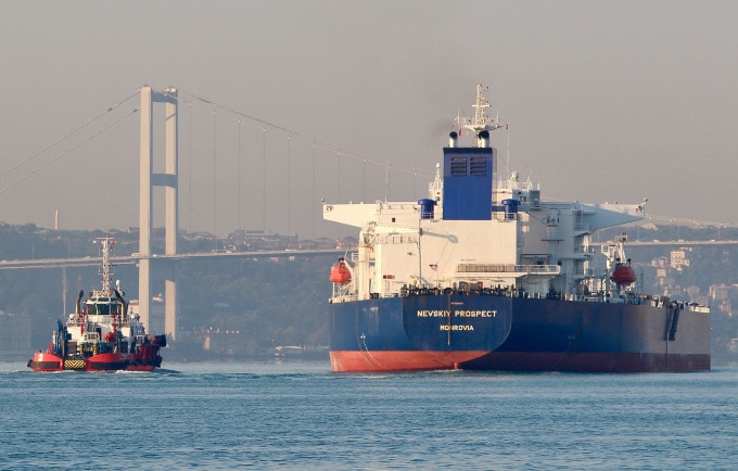 Tàu chở dầu thô thuộc sở hữu của tập đoàn tàu chở dầu hàng đầu Sovcomflot của Nga, đi qua eo biển Bosphorus ở Istanbul, Thổ Nhĩ Kỳ ngày 6/9/2020. Ảnh: Reuters.