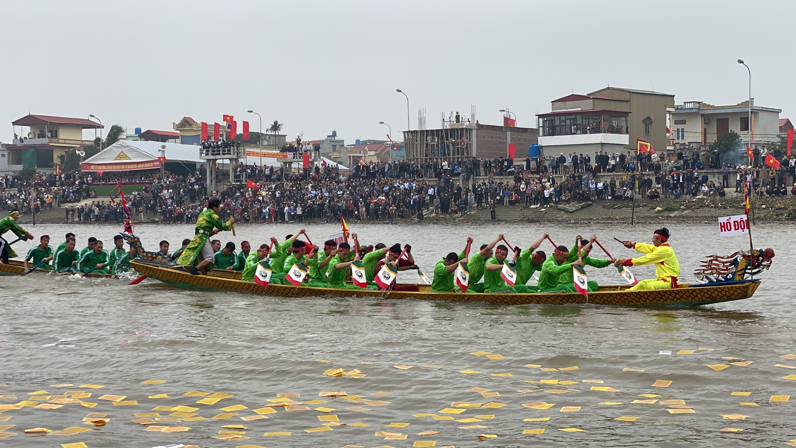 Nghìn người đổ về lễ hội bơi trải truyền thống thị trấn Diêm Điền- Ảnh 1.