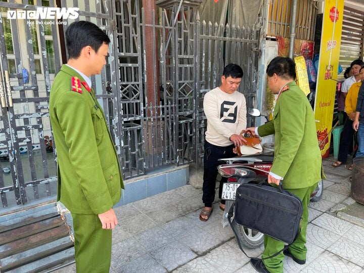 Hung thủ mở cốp xe trộm tài sản của người dân tại thị xã Hương Trà nhanh chóng bị bắt giữ sau cuộc gọi báo tin đến đường dây nóng của Giám đốc Công an Thừa Thiên - Huế. (Ảnh: CACC)