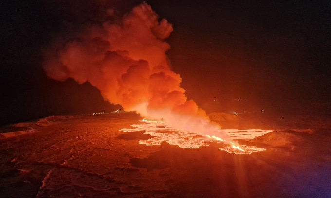 Khói bốc lên và dung nham chảy ra từ một vết nứt trong vụ phun trào núi lửa ở ngoại ô Grindavik, Iceland, ngày 8/2. Ảnh: AFP